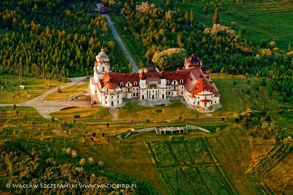 Prywatny zamek w Sieniawie: historia, tajemnice i wyjątkowe atrakcje