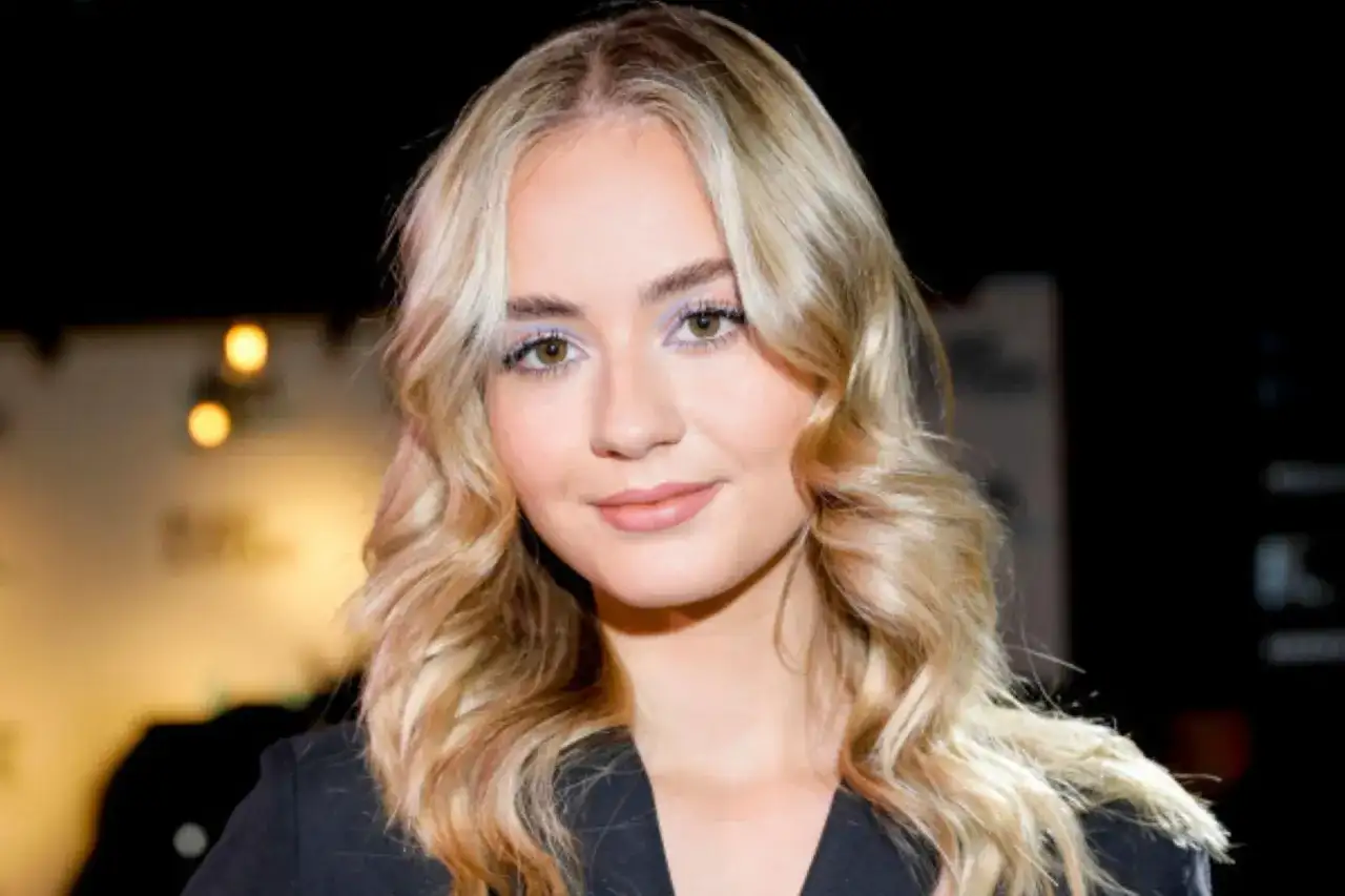 Julia Kostera, młoda influencerka, z falowanymi blond włosami i delikatnym makijażem.
