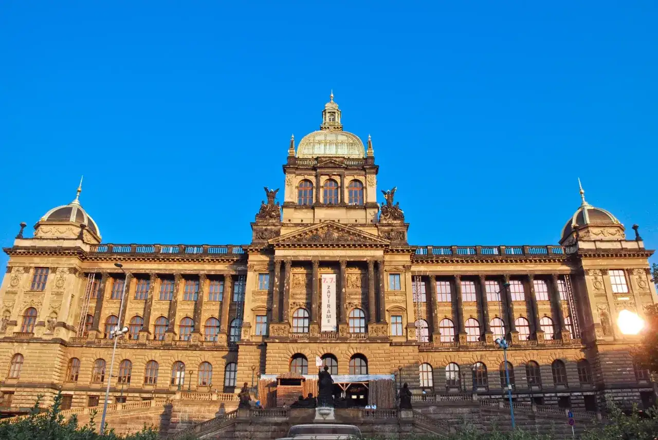 Majestatyczny budynek Narodowego Muzeum w Pradze, z kopułą i rzeźbami, zaprasza do zwiedzania.