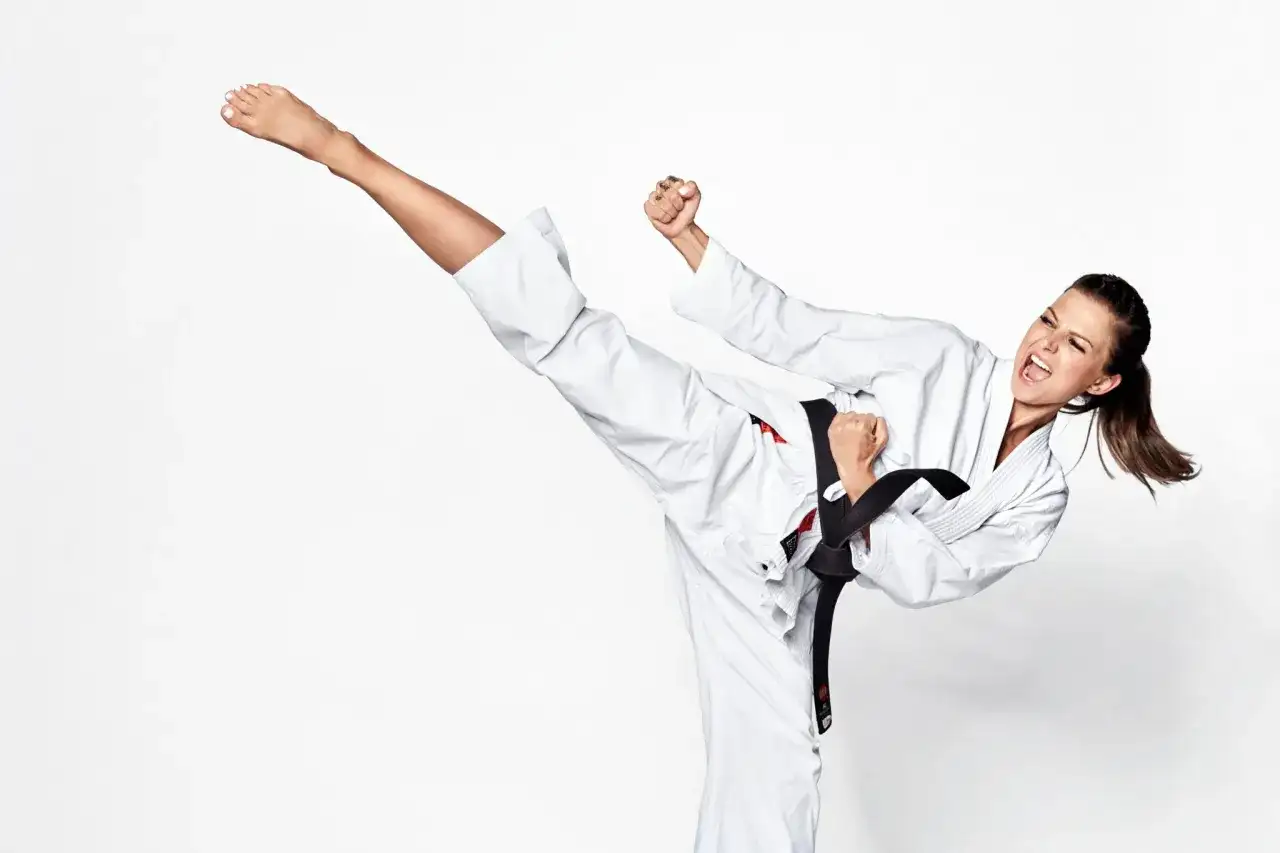 Anna Lewandowska w akcji, pokazująca swoje sportowe osiągnięcia w karate.