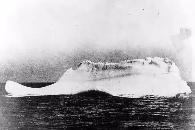 Ekspert ostrzega: Titanic uderzył w górę lodową i zatonie – największy krach od 1929 roku