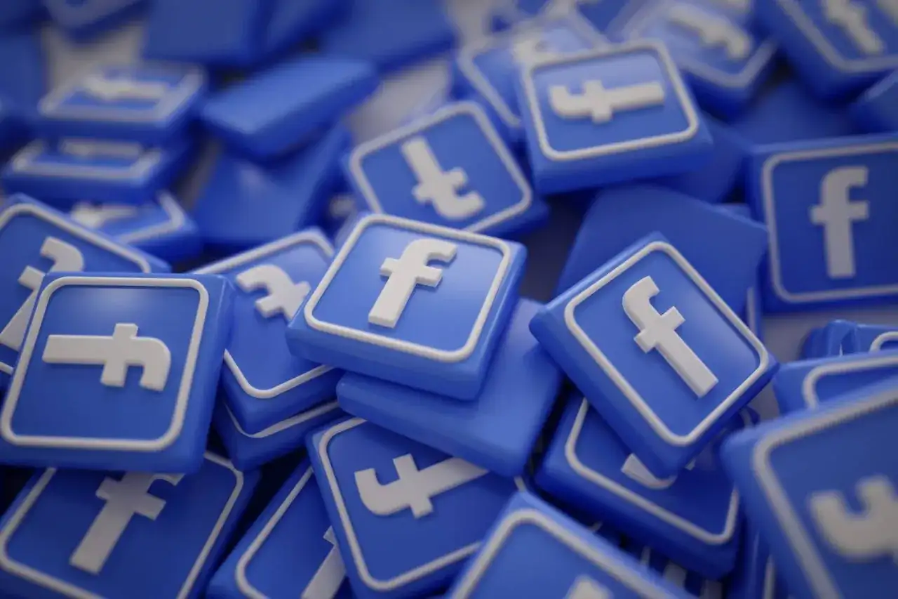 Stos ikon Facebooka. Zastanawiasz się, kiedy wrzucać posty na FB, by dotrzeć do jak największej liczby odbiorców?