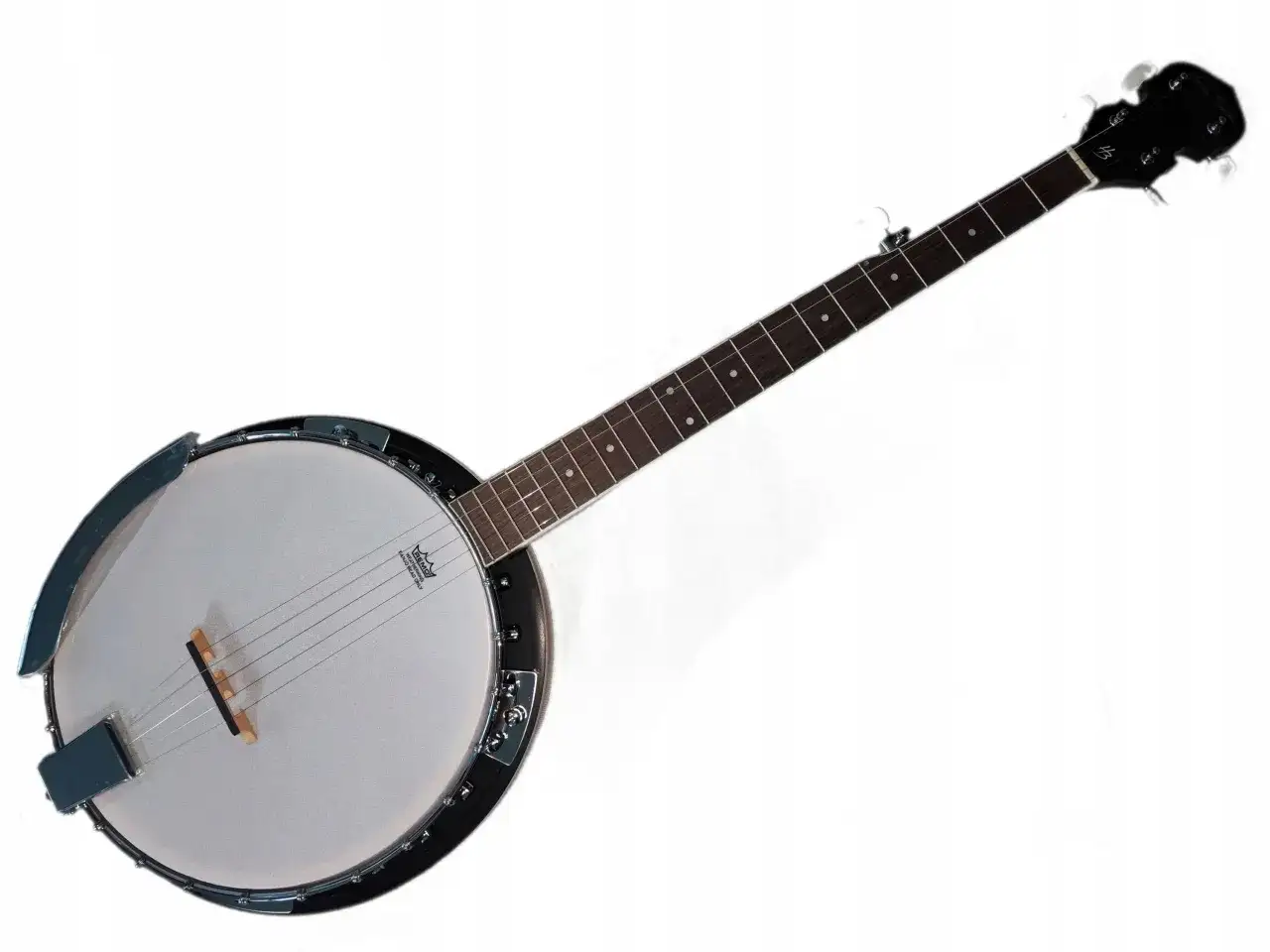 Banjo z jasną membraną i ciemną szyjką na białym tle.