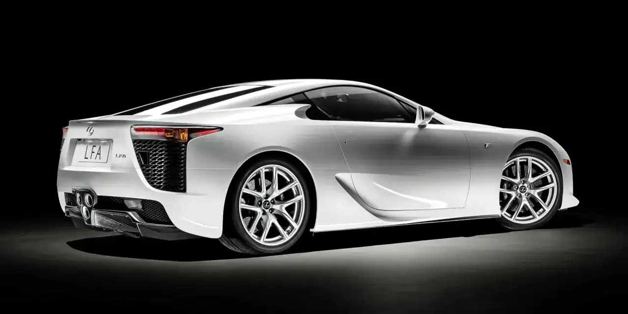 Biały Lexus LFA widziany z tyłu, z czarnym tłem.
