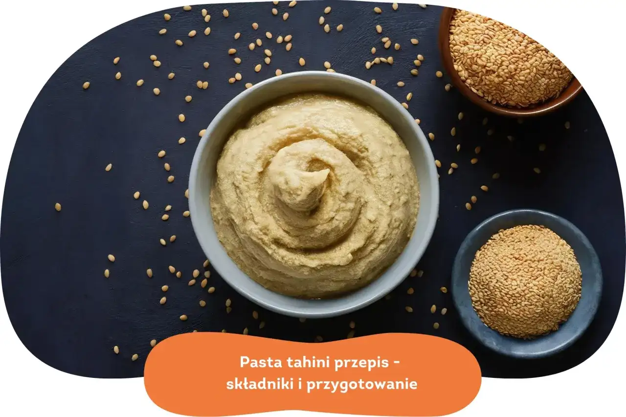 Pasta tahini co to? Kremowa pasta z sezamu w misce, obok nasion sezamu. Przepis na tahini.