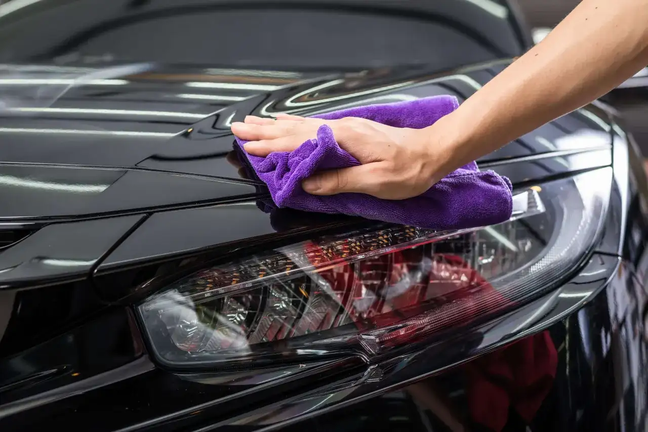 Jak woskować czarne auto? Sekret głębokiej czerni i połysku.