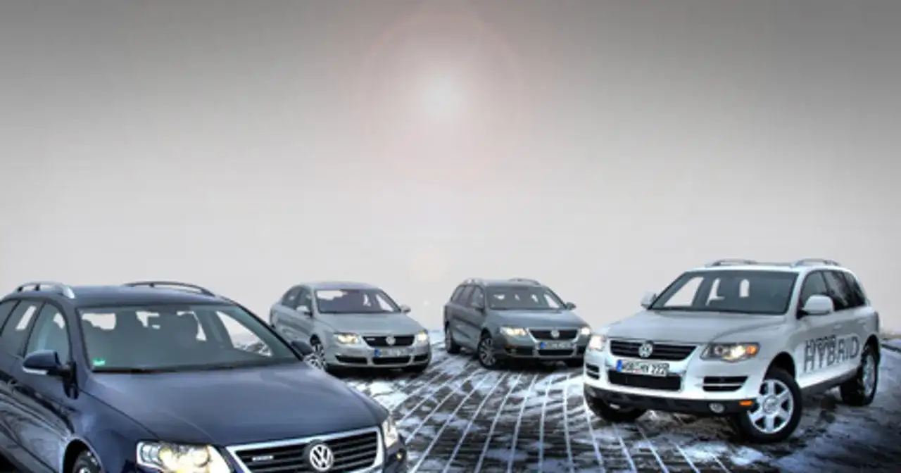 Cztery samochody Volkswagen, w tym jeden z napisem HYBRID, stoją na zaśnieżonej drodze. To pokazuje, co oznacza Bluemotion – ekologiczne i oszczędne rozwiązania.