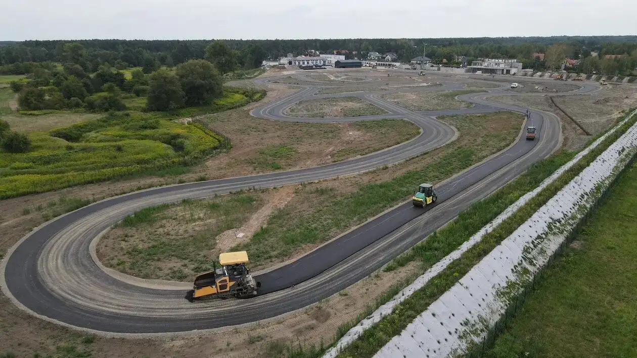 Ile kosztuje wybudowanie toru wyścigowego? Odkryj ukryte wydatki!