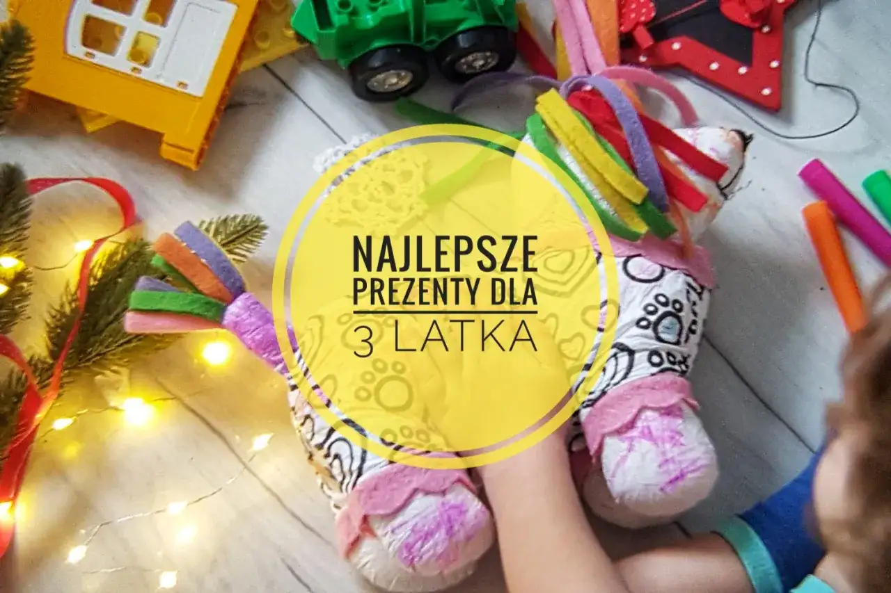 Kolorowe zabawki dla 3 latka blog. Pluszowy jednorożec, klocki i pisaki tworzą radosną scenkę.