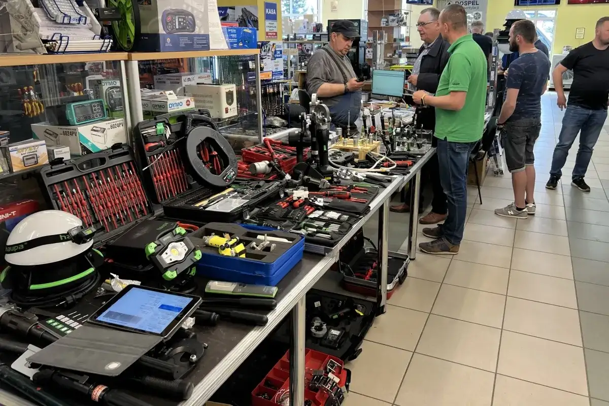 W mega hurtowni materiałów elektrycznych Tarnów prezentacja narzędzi. Widać zestawy kluczy, mierniki, latarki i inne akcesoria.