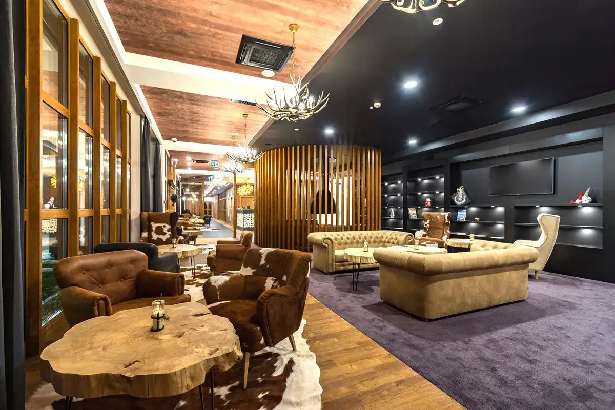 Luksusowy salon hotelowy, idealny na relaks. Wiele osób szuka hotel szczawnica park resort & spa opinie, by sprawdzić ten obiekt.