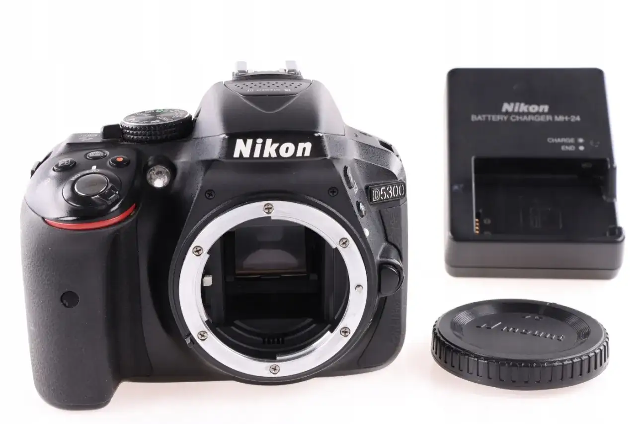 Cyfrowa lustrzanka Nikon D5300 z ładowarką i dekielkiem. Gotowa do uchwycenia Twoich najlepszych wspomnień.