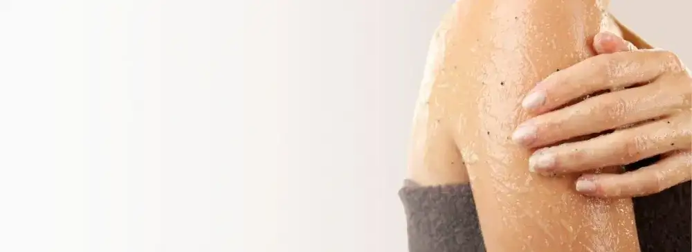 Peeling solny czy cukrowy - który wybór zdziała cuda dla Twojej skóry?