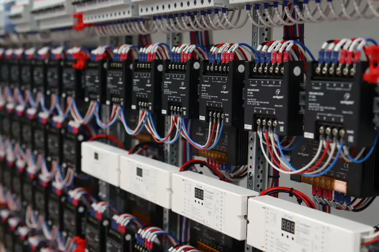 Panel sterowania oświetleniem DALI z wieloma modułami i przewodami.
