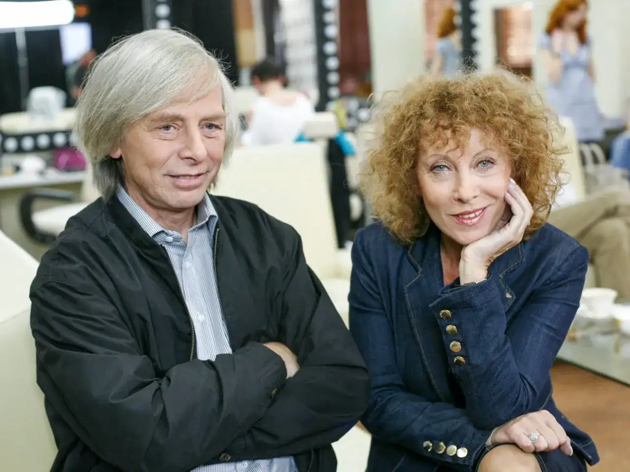 Janusz Budzyński i Alicja Majewska siedzą obok siebie, patrząc w stronę obiektywu.