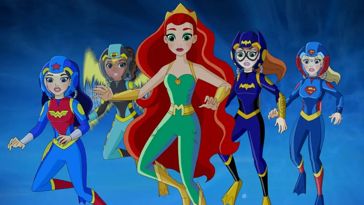 DC Super Hero Girls postacie: Wonder Woman, Aquaman, Batgirl, Supergirl i Bumblebee w akcji pod wodą.