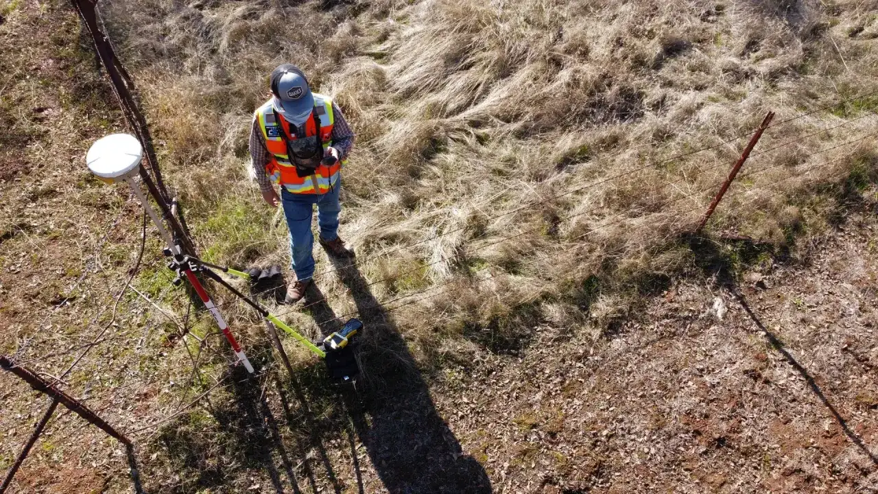 Jak geodeta wyznacza granice działki i unika problemów z sąsiadami
