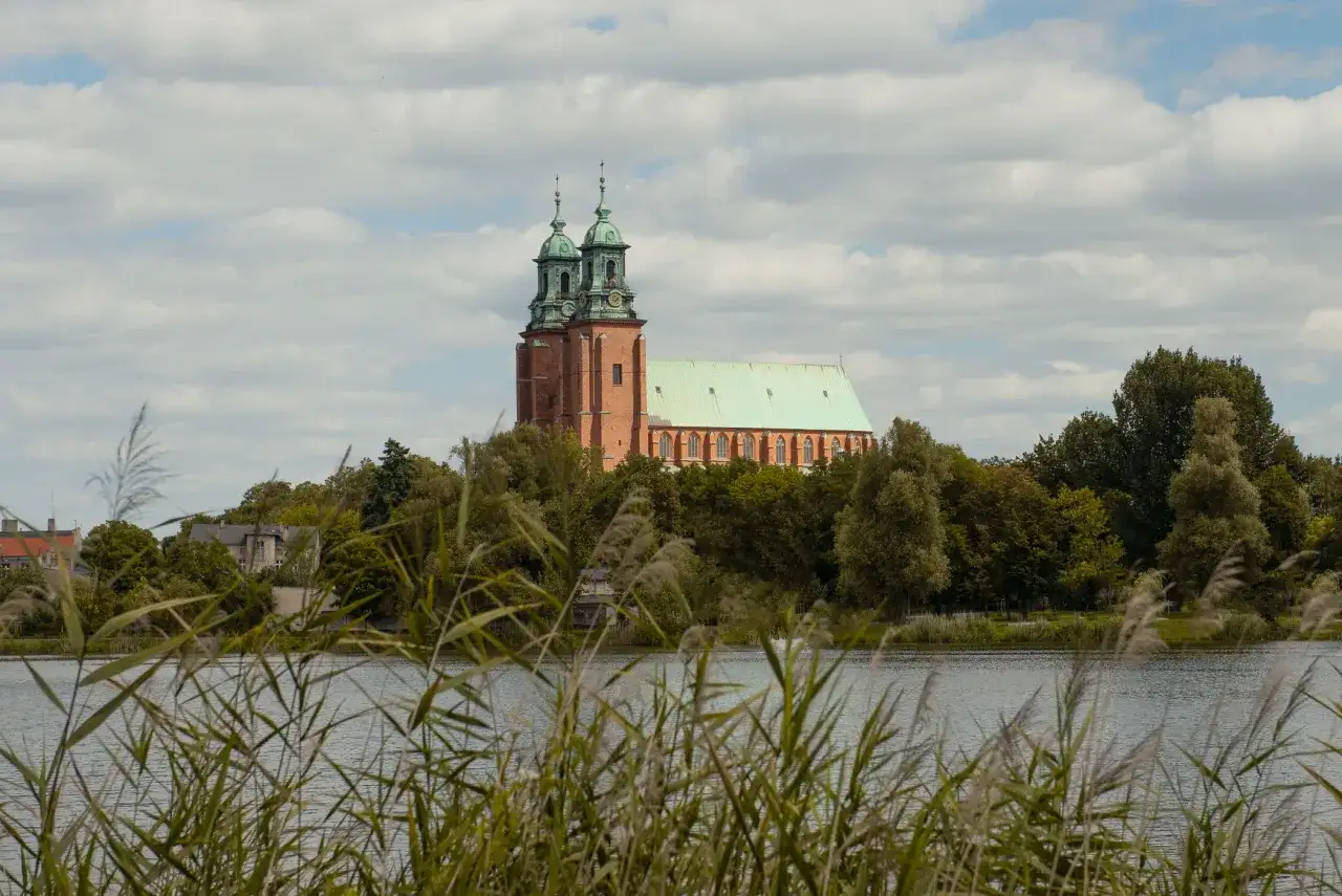 Majestatyczna katedra w Gnieźnie, jedna z głównych atrakcji miasta, góruje nad jeziorem.