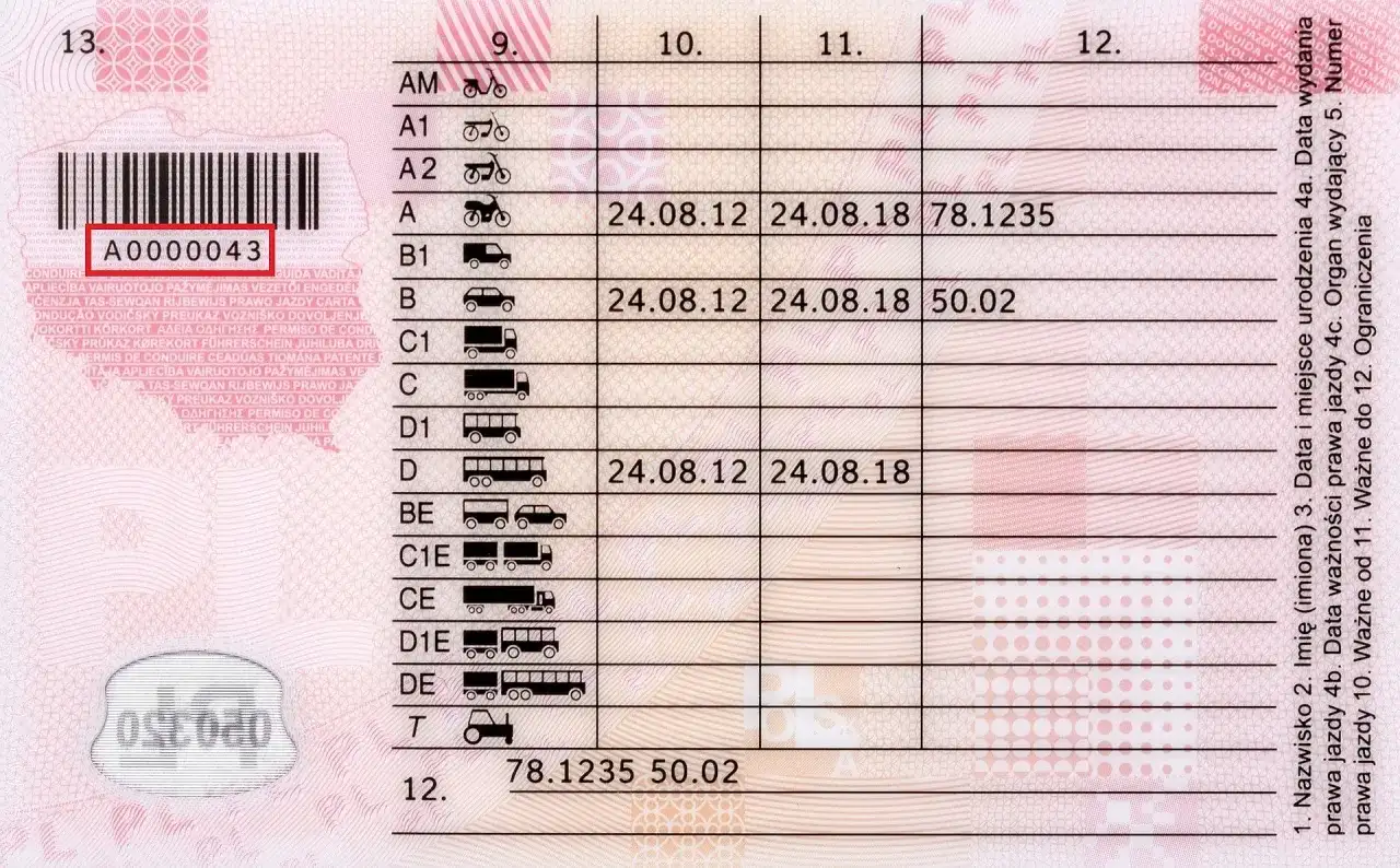 Numer druku prawa jazdy A0000043 znajduje się pod kodem kreskowym.