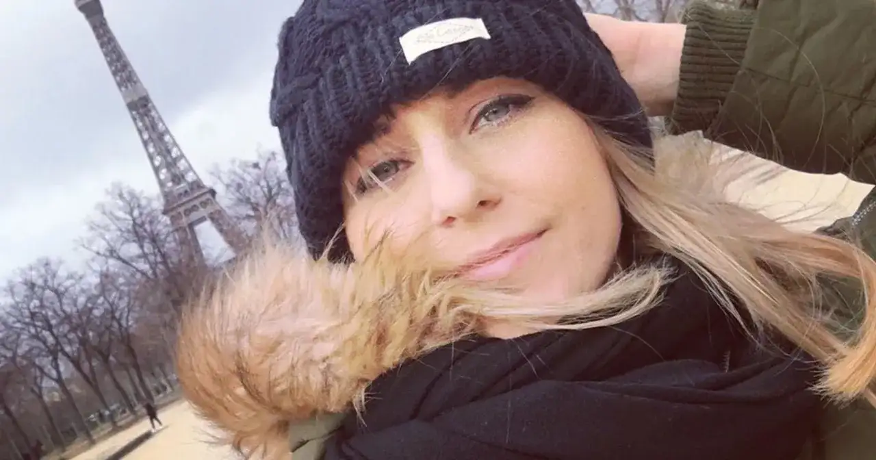 Marta Kłos z TVN Fakty w Paryżu, z wieżą Eiffla w tle.