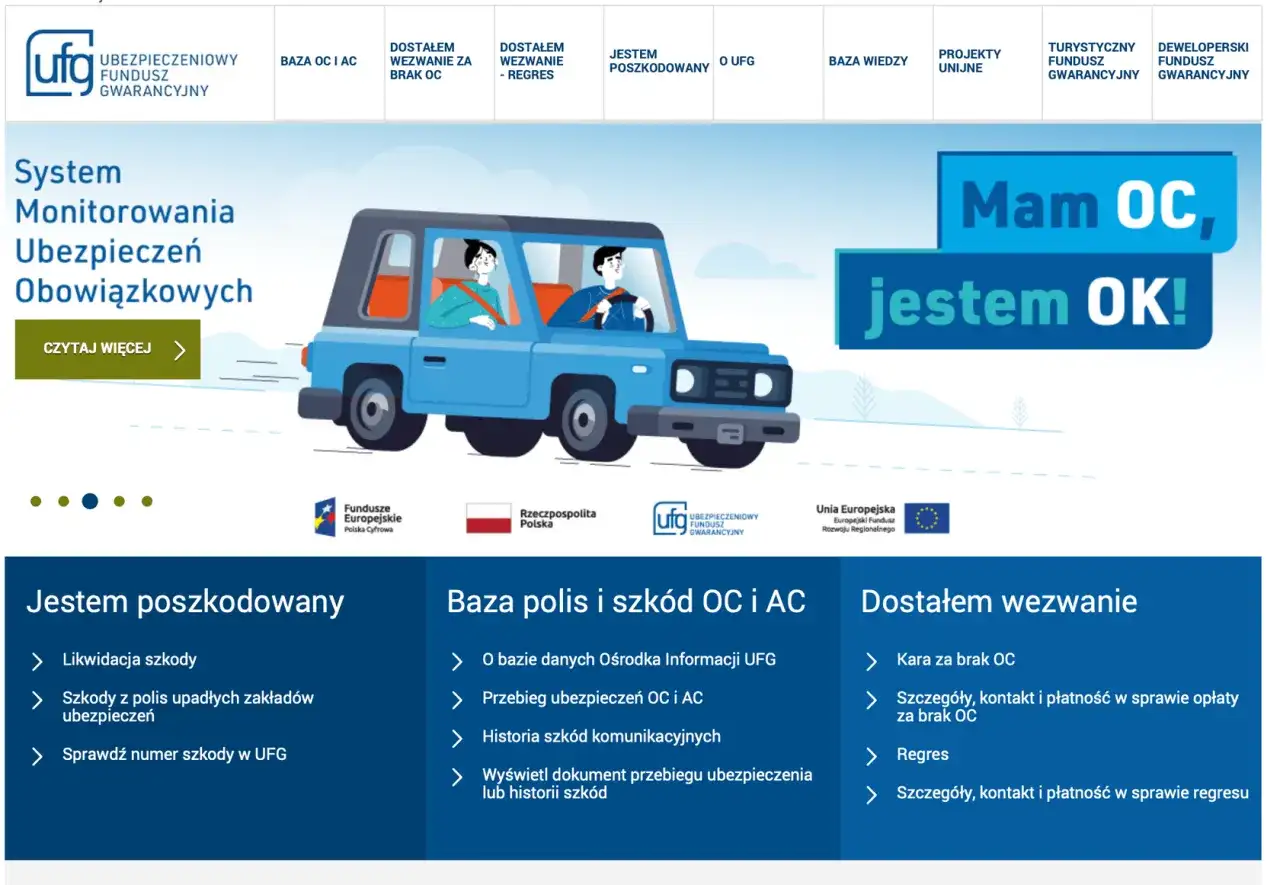 Para jadąca niebieskim samochodem, z napisem "Mam OC, jestem OK!".