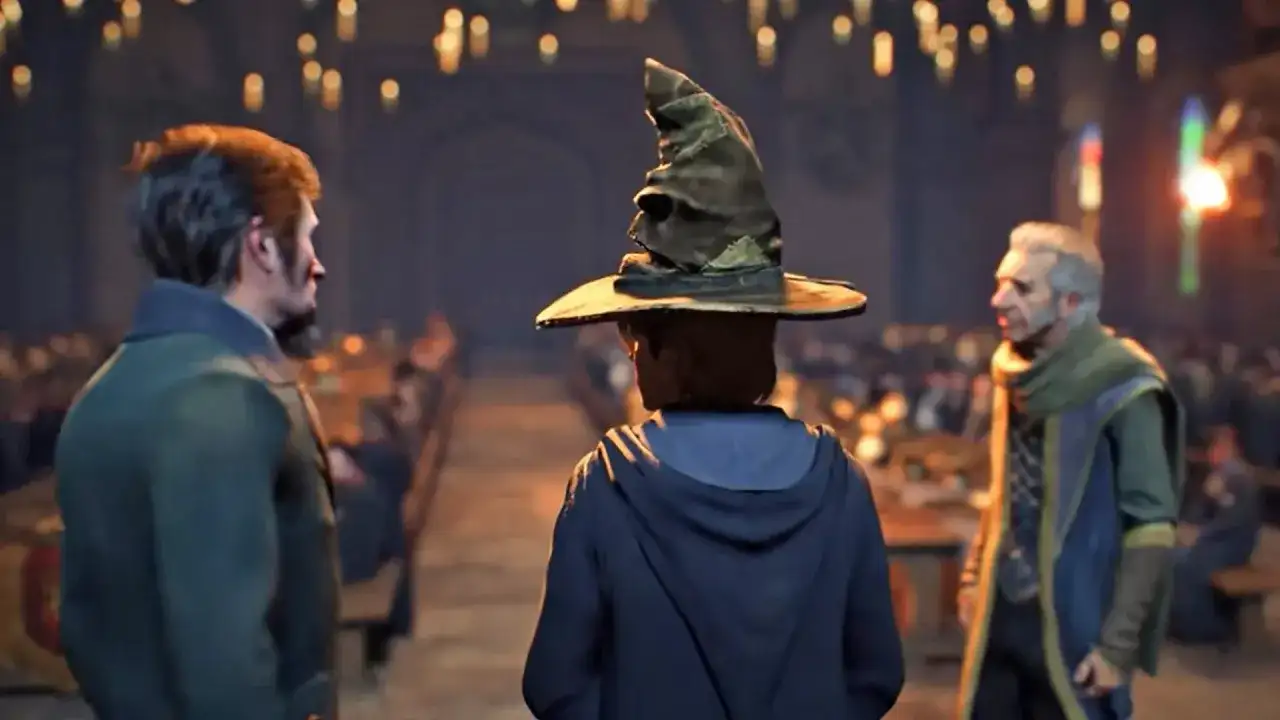 Trzej czarodzieje w Wielkiej Sali, jeden w Tiara Przydziału. Czekamy na polski dubbing Hogwarts Legacy!