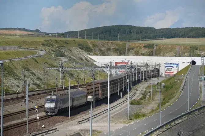 Eurotunel czy prom - który wybór zaoszczędzi Twój czas i pieniądze?