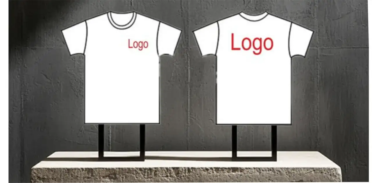 Zwei weiße T-Shirts mit roten Logos, eines vorne, eines hinten, auf dunklem Hintergrund.