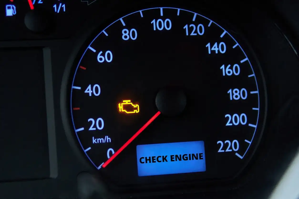 Kontrolka "Check Engine" świeci się na desce rozdzielczej. Dowiedz się, jak skasować błąd check engine bez komputera.