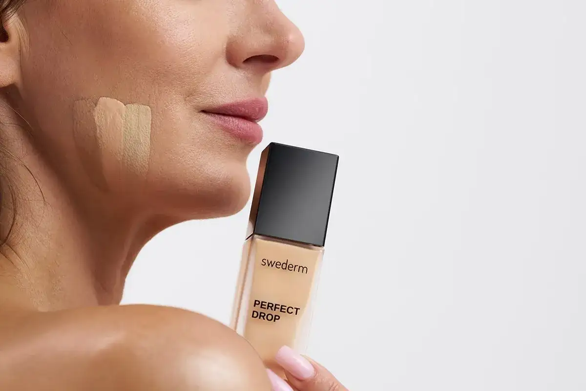 Testujesz odcienie podkładu, by dowiedzieć się, dlaczego podkład się waży. Swederm Perfect Drop.