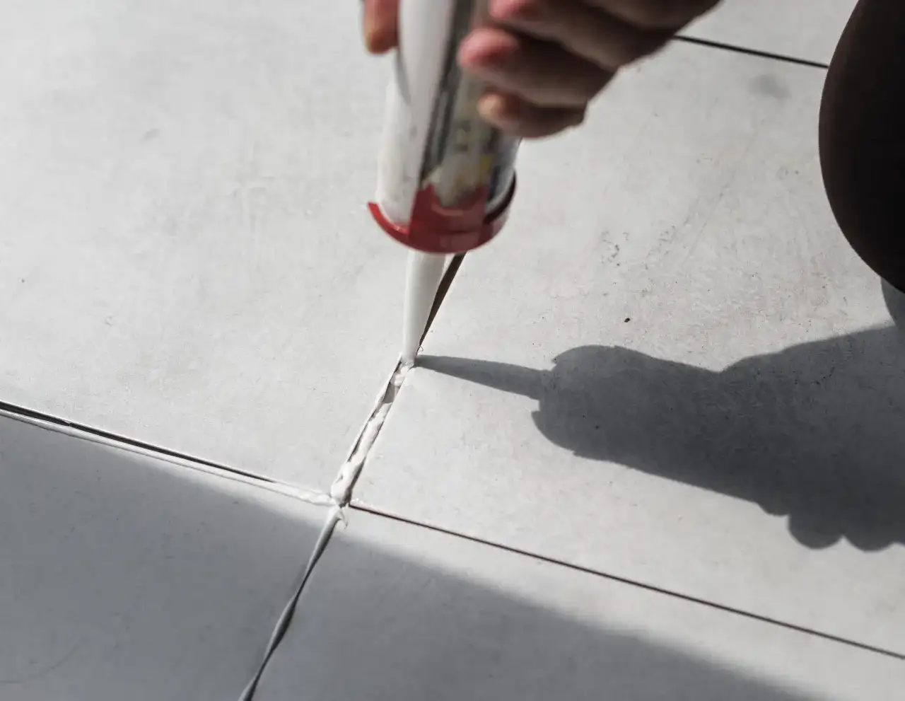 Ile schnie silikon sanitarny? Sprawdź, co wpływa na czas schnięcia