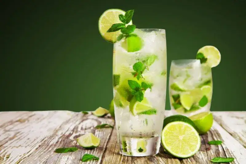 Popularne drinki: Przepisy na 6 klasycznych koktajli