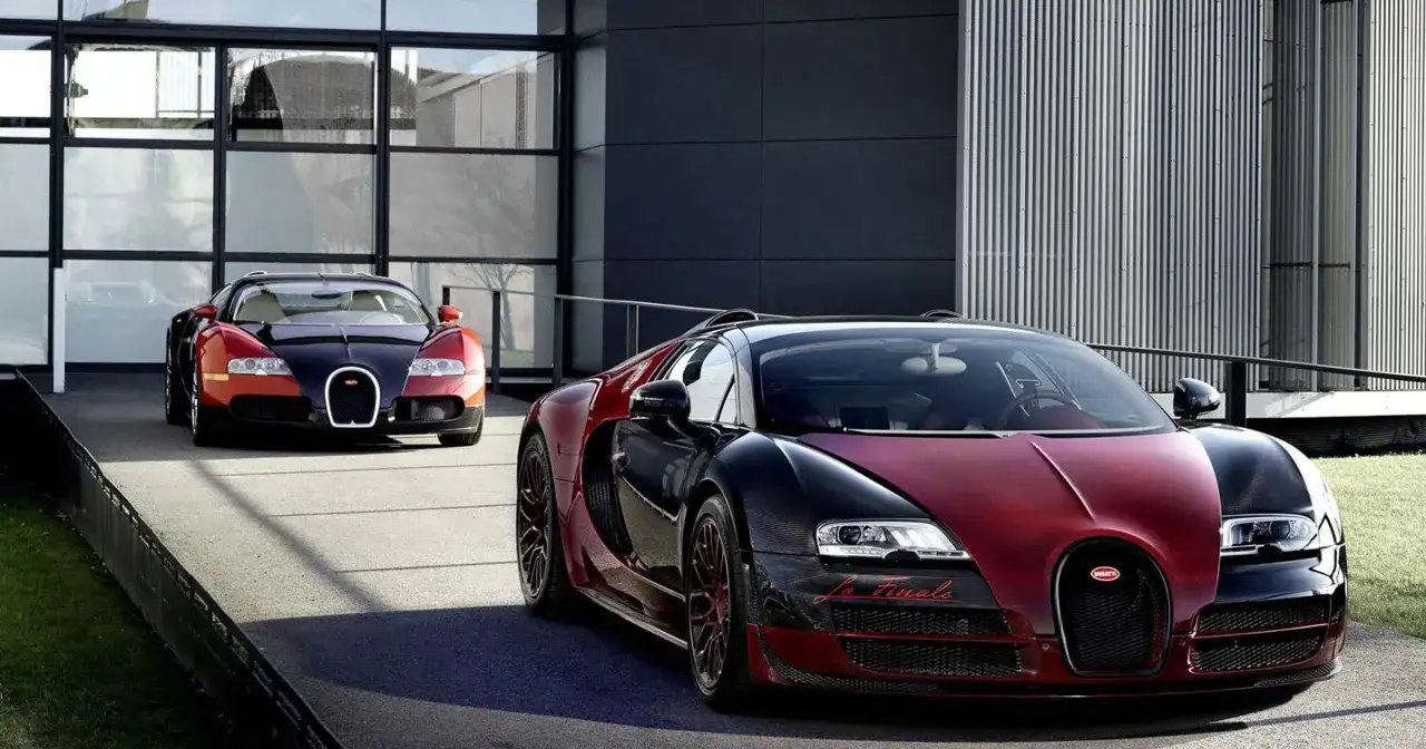 Dwa Bugatti Veyron w kolorach czarnym i czerwonym przed nowoczesnym budynkiem.