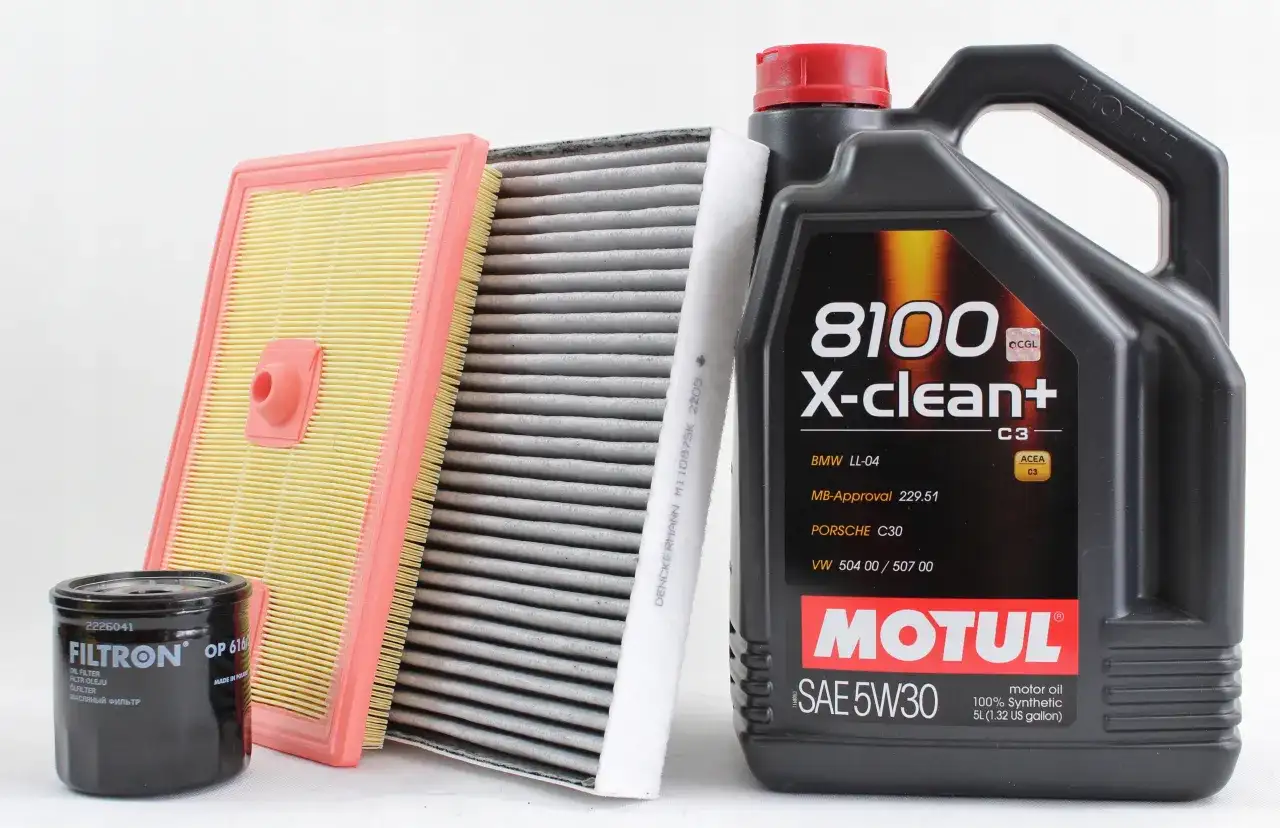 Butelka oleju Motul 5W30, filtr powietrza i filtr oleju.