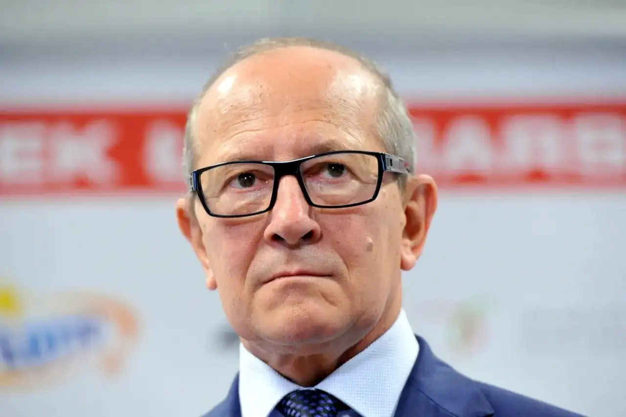 Mężczyzna w okularach, w garniturze i krawacie. Zastanawiamy się, ile lat ma Szaranowicz, patrząc na jego poważną twarz.