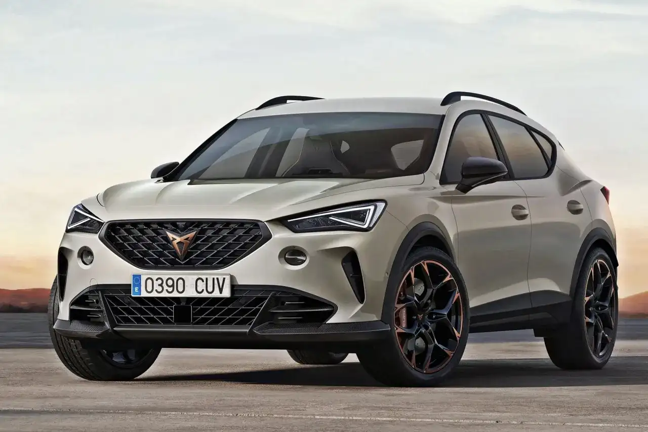 Jasnoszary SUV Cupra z czarnym grillem i miedzianymi akcentami na felgach.