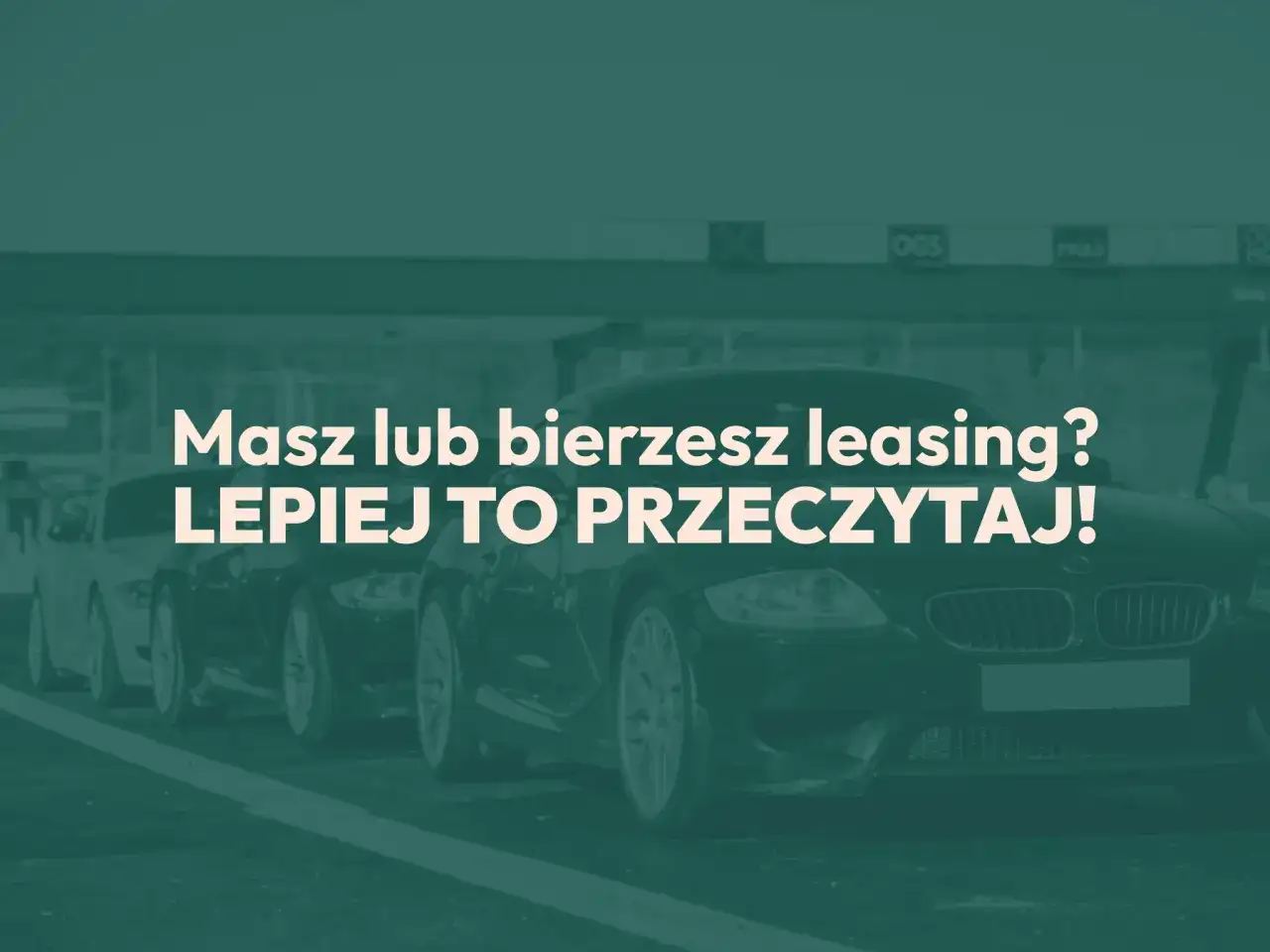Rząd luksusowych samochodów, tekst: "Masz lub bierzesz leasing? LEPIEJ TO PRZECZYTAJ!". Dowiedz się o leasingu i amortyzacji.