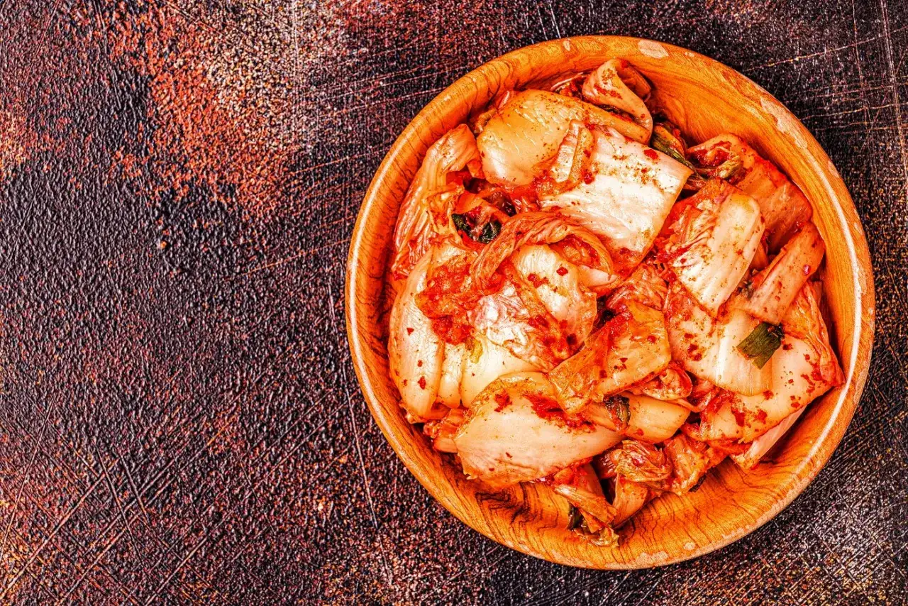 Kimchi: Ile wytrzyma w lodówce? Sekrety świeżości i smaku.