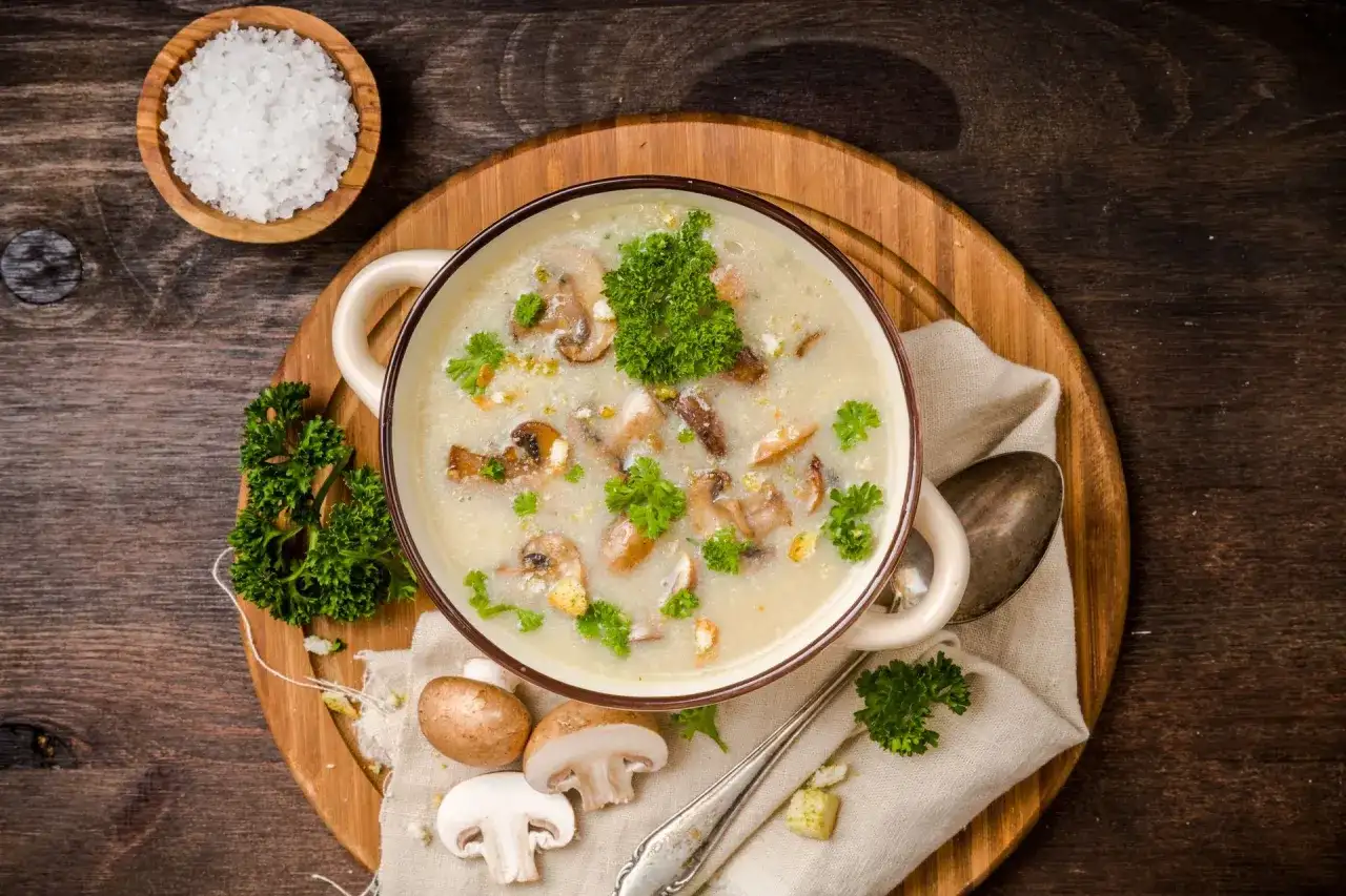 Ile kalorii ma zupa grzybowa? Zaskakujące wartości kaloryczne!