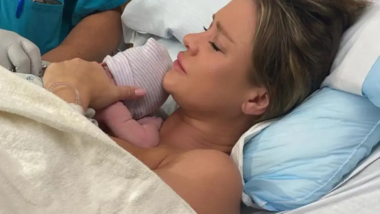 Joanna Krupa, mając 41 lat, przytula swoje nowo narodzone dziecko.