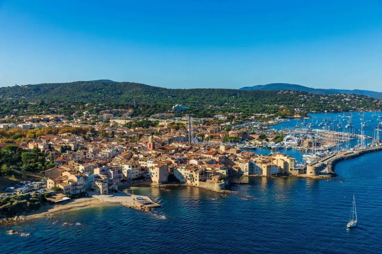 Jak dojechać z Nicei do Saint-Tropez? Najlepsze opcje transportu i czas podróży