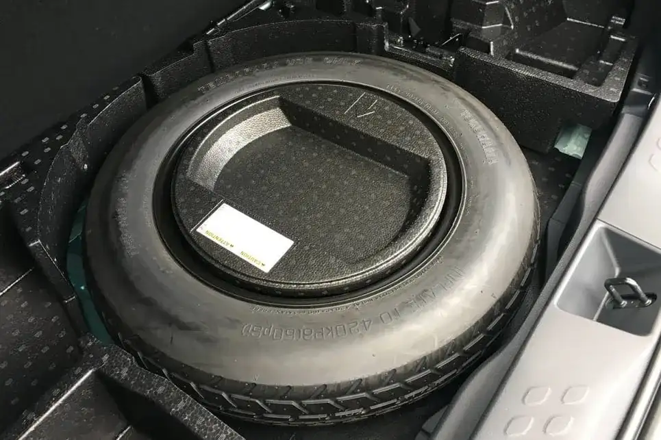 Gdzie jest koło zapasowe w Toyota Yaris? Odkryj ważne informacje