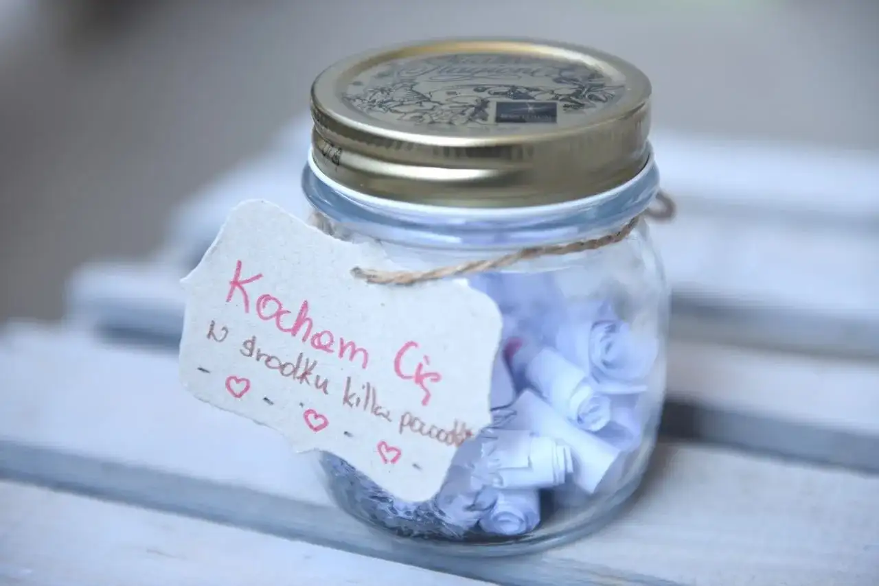 Słoik z karteczkami "Kocham Cię z kilku powodów" – idealny prezent na rocznicę ślubu diy.