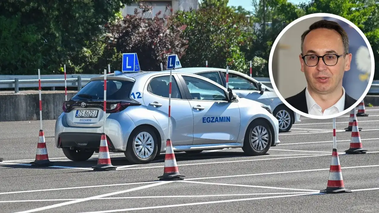Egzamin na prawo jazdy w świetle nowych przepisów. Samochody z literą "L" na placu manewrowym.