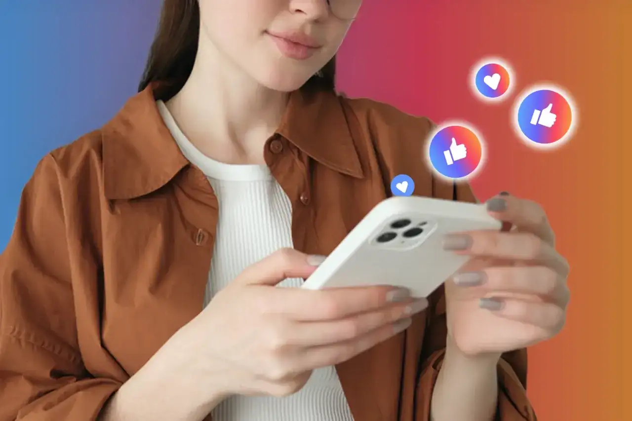 Kobieta z telefonem, wokół niej serduszka i kciuki w górę – idealny przykład viral marketing.