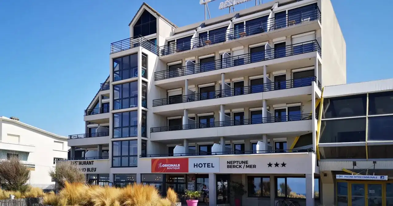 Façade de l'hôtel Neptune à Berck-sur-Mer avec vue sur la mer et accès à la plage.