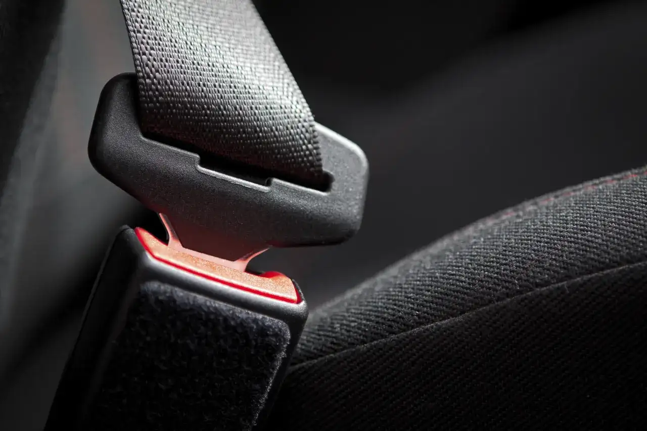 Jak sprawdzić rok produkcji pasów bezpieczeństwa i uniknąć zagrożeń