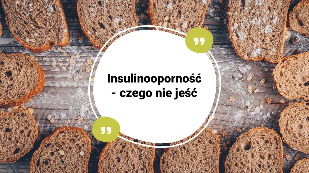 Insulinooporność: czego nie jeść? Na drewnianym blacie leżą kromki ciemnego chleba, posypane mąką i płatkami owsianymi.