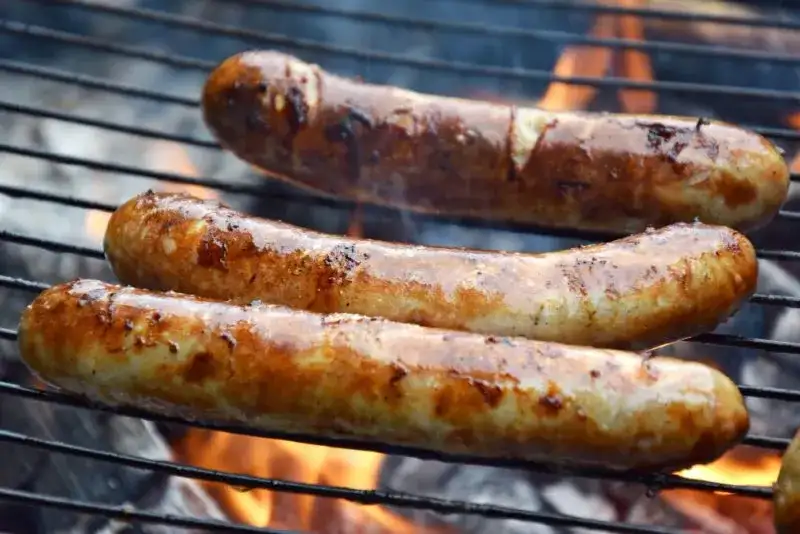 Ile kalorii ma kiełbasa z ogniska? Poznaj szczegółowe wyliczenia kalorii