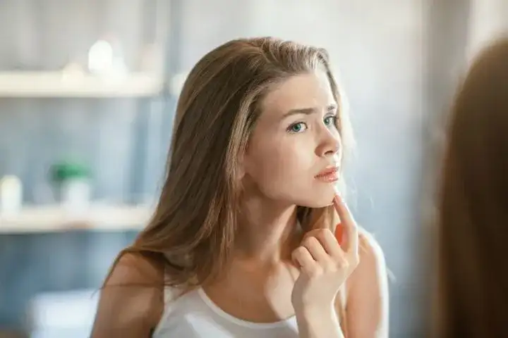 Dlaczego lubię oglądać wyciskanie pryszczy? Psychologia przyjemności